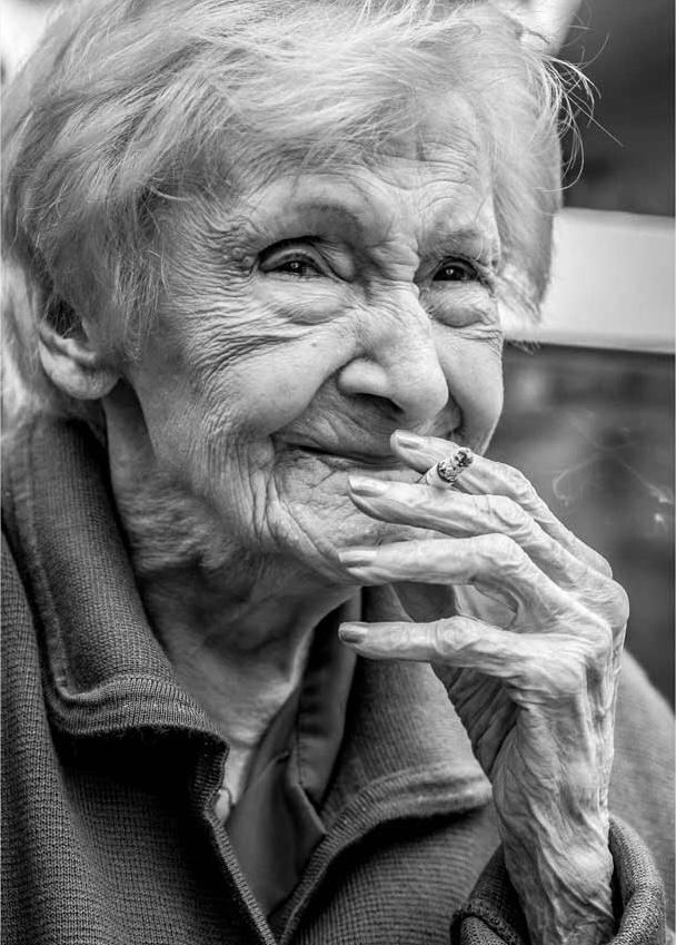 Pause cigarette de dame centenaire